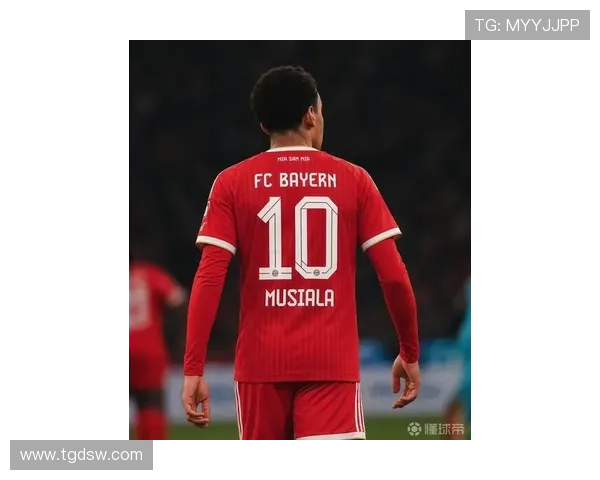 拜仁新赛季球衣亮相 金边设计简洁大气