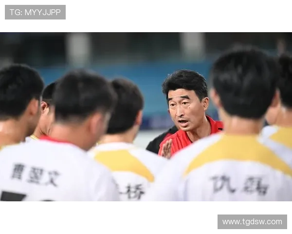 李国麟穿南京球衣观战南京常州比赛